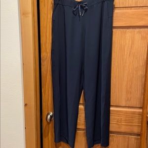 Lululemon high waisted wide leg navy blue pants in EUC